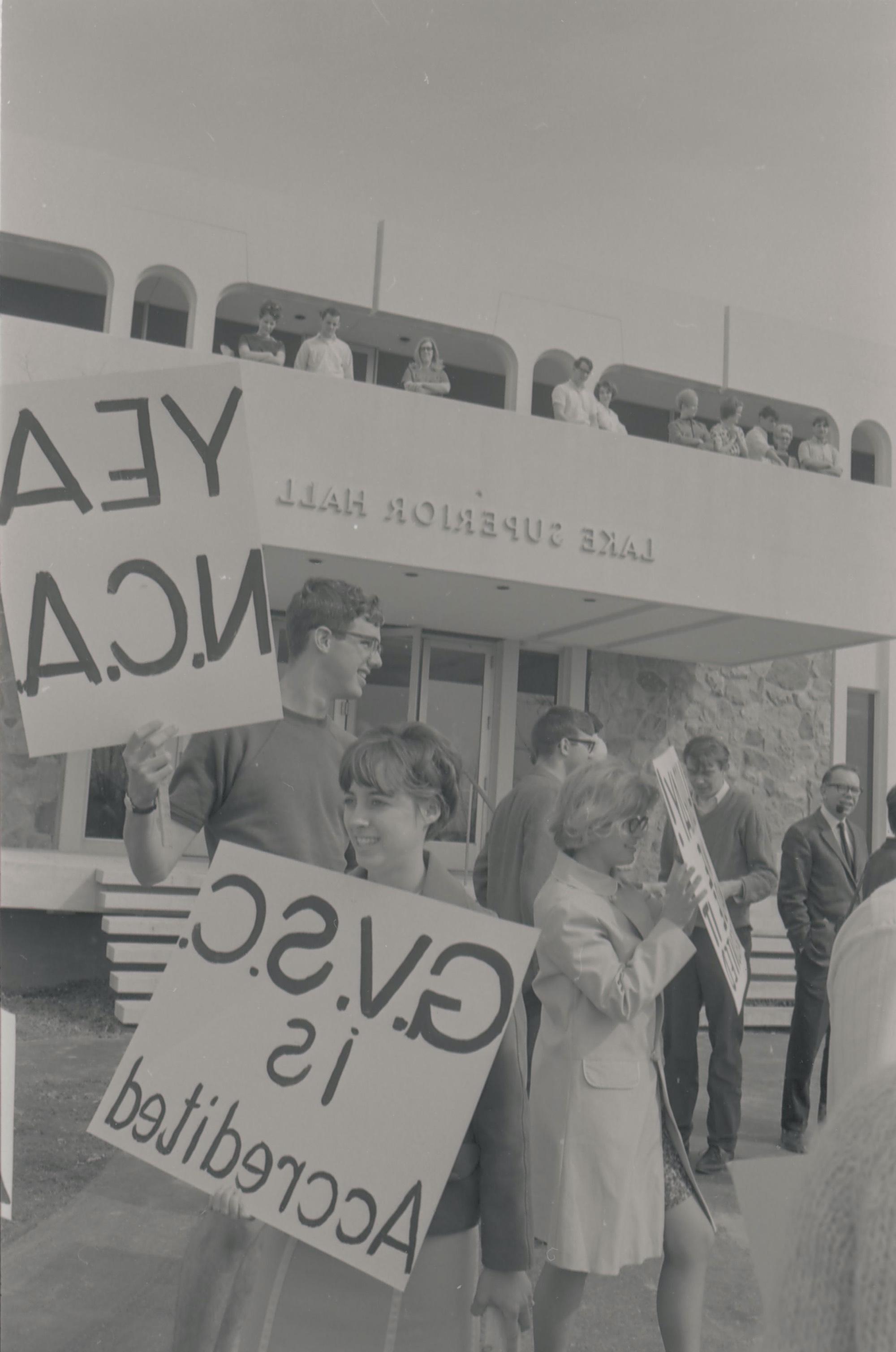 1968年3月25日，学生们庆祝gvsc认证.